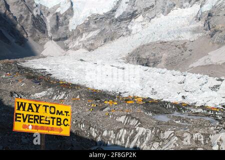 Blick vom Mount Everest Basislager, Zelten und Gebetsfahnen und Wegweiser zum Mount everest b.c. sagarmatha Nationalpark, Trek zum Everest Basislager - Stockfoto