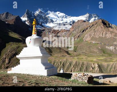 Ansicht der Nonne Kun Range mit buddhistischen Gebetsfahnen - Große himalaya-Berge - Zanskar Range - Ladakh - Jammu Und Kaschmir - Indien Stockfoto