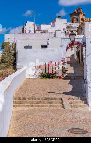 Weiß getünchte Straße der Altstadt von Arcos de la Correas, einer der pueblos blancos, in Spanien Stockfoto