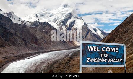 Blick auf Darang Durung oder Durung Drung Gletscher und Wegweiser Willkommen im Zanskar Tal in der Nähe des Pensi La Passes an der Kargil - Zanskar Road Stockfoto