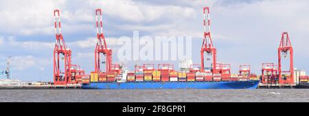 LIVERPOOL, VEREINIGTES KÖNIGREICH - 10. Apr 2021: Container, Krane und Schiff in liverpool docklands Panorama Stockfoto