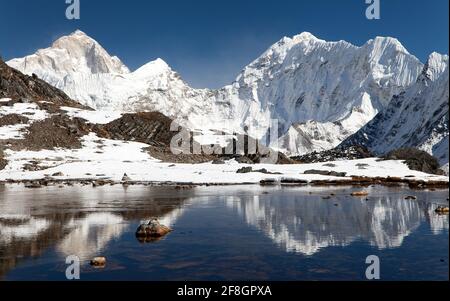 Panoramablick auf den Mount Makalu über dem See in der Nähe von Kongma La Pass, drei Pässe Trek, Weg zum Everest Basislager, Khumbu Tal, Sagarmatha Nationalpark, N Stockfoto