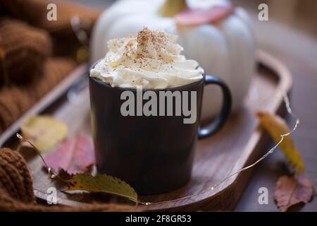 Herbstlicher Kürbis-Latte mit Schlagsahne, saisonaler Herbst-Kürbis-Kaffeebecher mit Herbstdekor Stockfoto