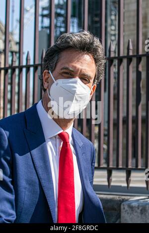 WESTMINSTER LONDON, GROSSBRITANNIEN 14. APRIL 2021. Ed Miliband trägt eine schützende Facemask und kommt im Parlament an. Ed Miliband ist Abgeordneter für Doncaster North und der ehemalige Labour-Parteivorsitzende, der derzeit als Schattenminister für Wirtschaft, Energie und Industriestrategie dient. Credit amer Ghazzal/Alamy Live News Stockfoto