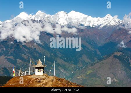 Panoramablick von Langtang nach Ganesh Himal mit Stupa und Gebetsfahnen - Nepal Stockfoto