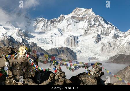 Blick vom Gokyo Ri auf den Berg Gyachung Kang 7952m mit Gebetsfahnen in der Nähe von Cho Oyu, Weg zum Basislager Cho Oyu, Gokyo-Tal, Sagarmatha-Nationalpark, Khum Stockfoto