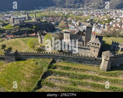 Luftaufnahme der Schlösser Montebello und Castelgrande bei Bellinzona auf den Schweizer alpen, UNESCO-Weltkulturerbe Stockfoto