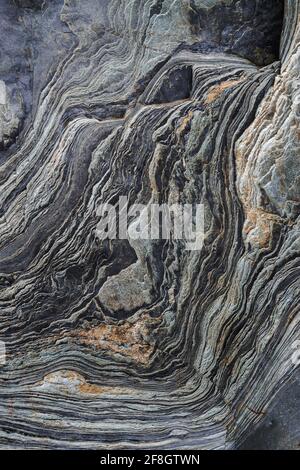 Vertikale Aufnahme von natürlichen Felsstrukturen für Hintergrund und Tapete Stockfoto