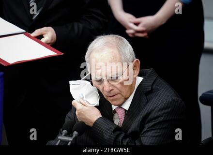 Berlin, Deutschland. April 2021. Bundestagspräsident Wolfgang Schäuble (CDU) zieht zu Beginn der Bundestagsfraktion seine FFP2-Maske aus. Quelle: Kay Nietfeld/dpa/Alamy Live News Stockfoto