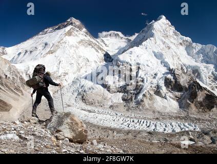 Panoramablick auf den Mount Everest vom Pumo Ri Basislager mit Touristen auf dem Weg zum Everest Basislager, Sagarmatha Nationalpark, Khumbu Tal - Nepal Stockfoto