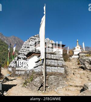 Buddhistische Gebetsmani-Mauern, Weg zum Everest-Basislager, Weg von Lukla nach Namche Bazar, Nepal Stockfoto