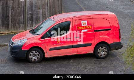 Royal Mail Lieferwagen in einer Straße geparkt. Stockfoto