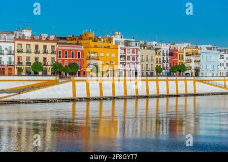 Triana Nachbarschaft hinter dem Fluss Guadalquivir in Sevilla, Spanien Stockfoto