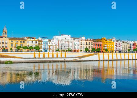 Triana Nachbarschaft hinter dem Fluss Guadalquivir in Sevilla, Spanien Stockfoto