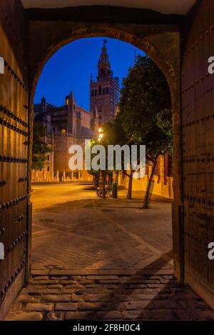 La giralda vom echten alcazar de Sevilla aus gesehen Spanien Stockfoto