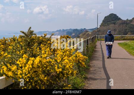 Bournemouth, Dorset, Großbritannien. April 2021. Wetter in Großbritannien: Kühl mit einigen hellen Zaubersprüchen und etwas Meeresnebel an den Stränden von Bournemouth. Quelle: Carolyn Jenkins/Alamy Live News Stockfoto