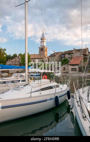 Yvoire, eines der schönsten Dörfer Frankreichs, der Yachthafen und die Kirche, der See Leman, Haute-Savoie (74), Region Auvergne-Rhone-Alpes, Frankreich Stockfoto