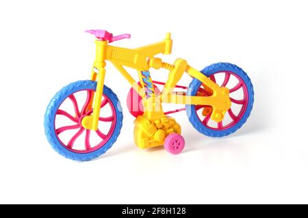 Plastikfahrrad Spielzeug, Kinderfahrrad auf weißem Hintergrund, isoliert auf weißem Hintergrund Stockfoto