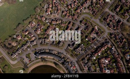 Luftaufnahme des Dorfes Caldecotte in Milton Keynes Großbritannien zeigt eine typische britische Wohnsiedlung auf einem sonnigen Sommertag mit einer Drohne aus genommen Stockfoto