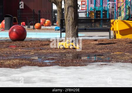 Ein gelber LKW wurde zurückgelassen, als alle Parks im März 2020 aufgrund der Pandemie geschlossen wurden - Ottawa, Ontario, Kanada Stockfoto