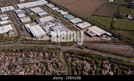 Luftaufnahme des Dorfes Caldecotte in Milton Keynes Großbritannien zeigt eine typische britische Wohnsiedlung auf einem sonnigen Sommertag mit einer Drohne aus genommen Stockfoto