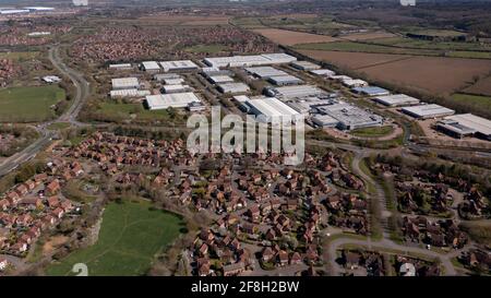 Luftaufnahme des Dorfes Caldecotte in Milton Keynes Großbritannien zeigt eine typische britische Wohnsiedlung auf einem sonnigen Sommertag mit einer Drohne aus genommen Stockfoto