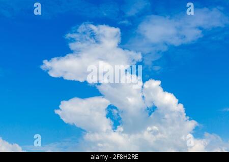 Bournemouth, Dorset, Großbritannien. April 2021. Wetter in Großbritannien: Kühl mit einigen hellen Zaubersprüchen und etwas Meeresnebel an den Stränden von Bournemouth. Ungewöhnlich geformte Wolken. Quelle: Carolyn Jenkins/Alamy Live News Stockfoto