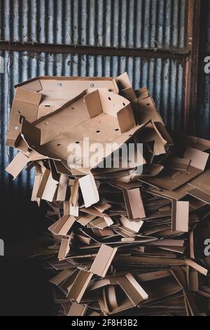 Nahaufnahme eines Haufens zerknitterter Kartons auf einer Farm. Stockfoto