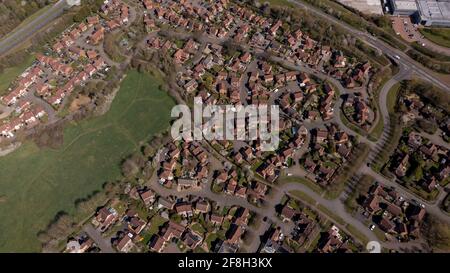 Luftaufnahme des Dorfes Caldecotte in Milton Keynes Großbritannien zeigt eine typische britische Wohnsiedlung auf einem sonnigen Sommertag mit einer Drohne aus genommen Stockfoto