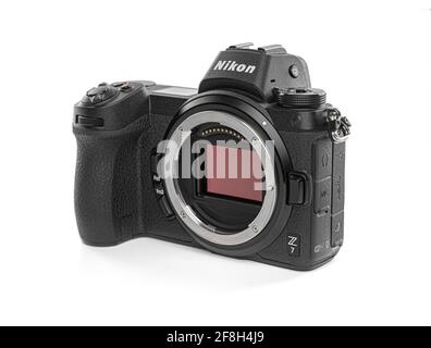 Nikon Z7 erste spiegellose Kamera ohne Objektiv der Firma Nikon auf weißem Hintergrund. Stockfoto