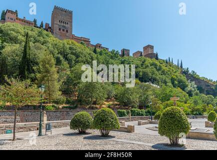 Alhambra-Palast vom Paseo de los Tristes in Granada, Spanien Stockfoto