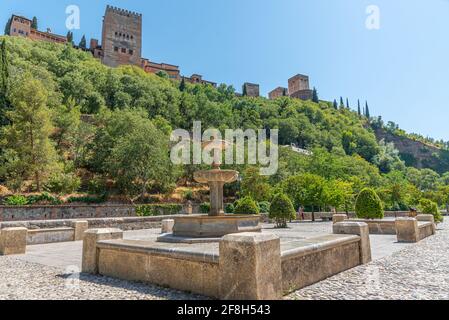 Alhambra-Palast vom Paseo de los Tristes in Granada, Spanien Stockfoto