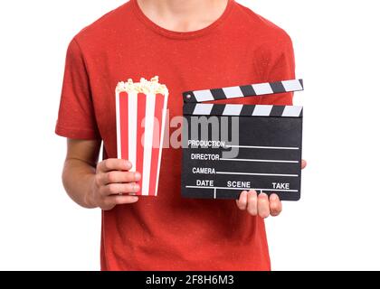 Teen junge Hände mit Popcorn Eimer, isoliert weißen Hintergrund. Kind bereitet sich auf den Film vor, während es Popcorn in der Hand hält. Nahaufnahme Stockfoto