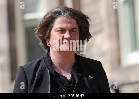 Die erste Ministerin Arlene Foster kommt in ihrem Büro in Stormont in Belfast an. Die erste Ministerin Nordirlands wurde während eines Verleumdungsverfahrens vor dem High Court in Belfast gegen einen prominenten Arzt, der ein unbegründetes Gerücht über eine Affäre getwittert hatte, zu ihrer Meinung befragen. Bilddatum: Mittwoch, 14. April 2021. Stockfoto