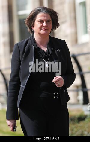 Die erste Ministerin Arlene Foster kommt in ihrem Büro in Stormont in Belfast an. Die erste Ministerin Nordirlands wurde während eines Verleumdungsverfahrens vor dem High Court in Belfast gegen einen prominenten Arzt, der ein unbegründetes Gerücht über eine Affäre getwittert hatte, zu ihrer Meinung befragen. Bilddatum: Mittwoch, 14. April 2021. Stockfoto