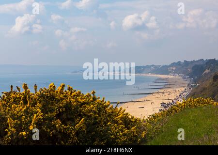 Bournemouth, Dorset, Großbritannien. April 2021. Wetter in Großbritannien: Kühl mit einigen hellen Zaubersprüchen und etwas Meeresnebel an den Stränden von Bournemouth. Quelle: Carolyn Jenkins/Alamy Live News Stockfoto