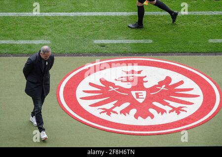 Trainer Adi HUETTER (Hutter) (F) geht mit gesenktem Kopf am Eintracht-Emblem vorbei, Adlerwappen; Abschied; Fußball 1. Bundesliga, 28. Spieltag, Eintracht Frankfurt (F) - VfL Wolfsburg (WOB) 4: 3, am 10. April 2021 in Frankfurt am Main/Deutschland. Die DFL-Vorschriften verbieten die Verwendung von Fotos als Bildsequenzen und/oder quasi-Video weltweit Stockfoto