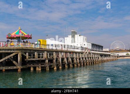 Bournemouth, Dorset, Großbritannien. April 2021. Wetter in Großbritannien: Kühl mit einigen hellen Zaubersprüchen und etwas Meeresnebel an den Stränden von Bournemouth. Quelle: Carolyn Jenkins/Alamy Live News Stockfoto