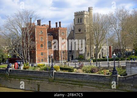 London, England, Großbritannien. Gate House of Lambeth Palace und entweihter Kirche St. Mary-at-Lambeth, von der Lambeth Bridge aus gesehen Stockfoto
