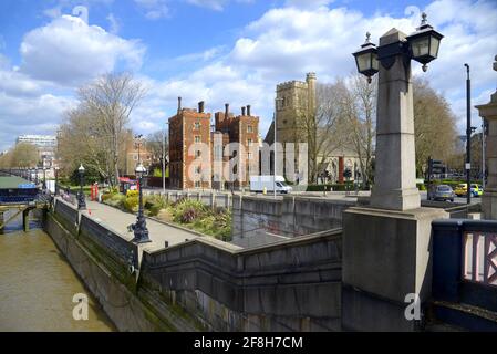 London, England, Großbritannien. Gate House of Lambeth Palace und entweihter Kirche St. Mary-at-Lambeth, von der Lambeth Bridge aus gesehen Stockfoto