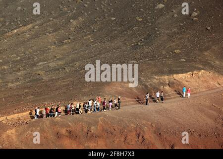 Fußweg über die erloschenen Vulkankrater Lagune von El Golfo, im Südwesten von Lanzarote, Kanarische Inseln, Kanaren, Spanien Stockfoto