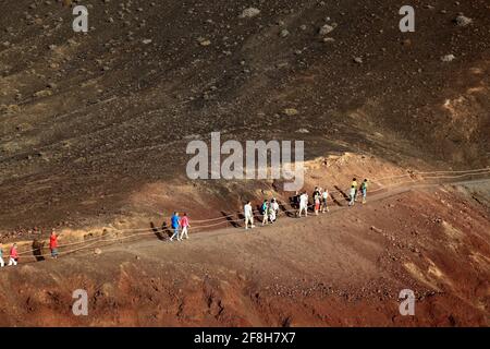 Fußweg über die erloschenen Vulkankrater Lagune von El Golfo, im Südwesten von Lanzarote, Kanarische Inseln, Kanaren, Spanien Stockfoto