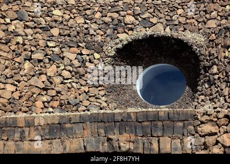 Fenster, Mirador del Río ist ein Aussichtspunkt, der sich auf einer etwa 475 Meter hohen Böschung namens Batería del Río im äußersten Norden von Lanzarote befindet, Stockfoto