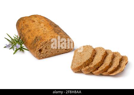 Frisch gebackenes, traditionelles Laib mit italienischem Rosmarinbrot und Scheiben Und ein Zweig aus frischem Rosmarin aus der Nähe isoliert Weißer Hintergrund Stockfoto