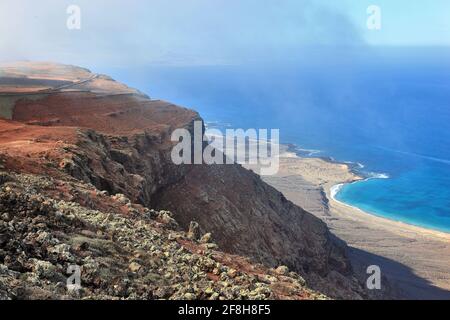 ausblick, Mirador del Río ist ein Aussichtspunkt, der sich auf einer etwa 475 Meter hohen Böschung namens Batería del Río im äußersten Norden Lanzarotes befindet. Stockfoto