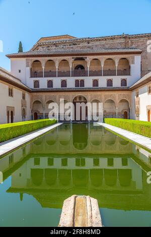Patio de los Arrayanes im Inneren des Nasriden-Palastes an der Alhambra, Granada, Spanien