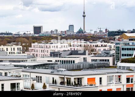 Berlin, Deutschland. April 2021. Apartments vor dem Berliner Fernsehturm. Das Bundesverfassungsgericht veröffentlicht am Donnerstagmorgen (15.04.2021) seine Entscheidung über die umstrittene Berliner Mietgrenze. Quelle: Fabian Sommer/dpa/Alamy Live News Stockfoto