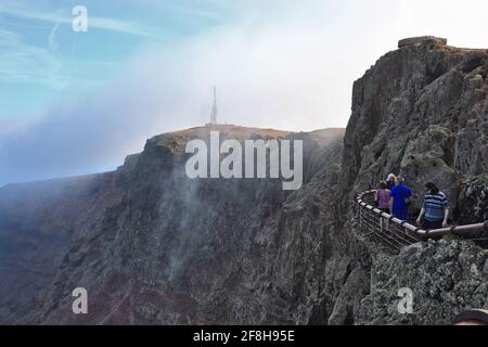 ausblick, Mirador del Río ist ein Aussichtspunkt, der sich auf einer etwa 475 Meter hohen Böschung namens Batería del Río im äußersten Norden Lanzarotes befindet. Stockfoto