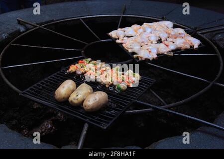 Grill im Restaurant El Diablo, beheizt durch die Hitze des Vulkans. Nationalpark Timanfaya, Parque Nacional de Timanfaya, Montañas del Fuego, Fire M Stockfoto