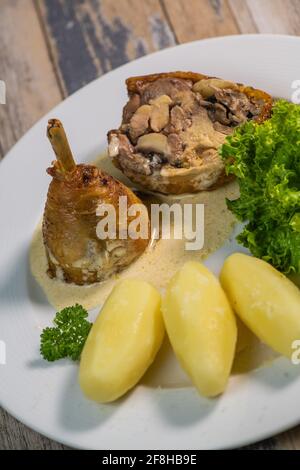 Hühnchen-Gigolette-Rezept mit Pilzen, dazu gedrechselte Kartoffeln und Salat, cremige Sauce Stockfoto